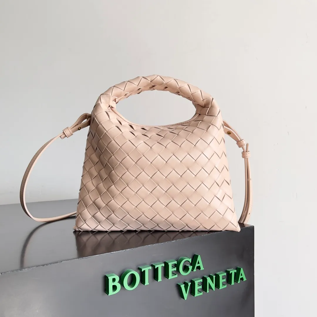 Batch 1400 BV 24 early spring new mini Hop has finally arrived! ! ! The small one is really exquisite and textured, and the calf leather really shows off your temperament! ! ! Its shoulder strap is detachable, so it can be carried by hand or worn cross-body, which is really very practical! Moreover, the 15ProMax mobile phone can also be placed, so there is no need to worry about the problem of not being able to place the mobile phone. 📱 Style number: 777586 Size: 25.5*14.5*11cm
